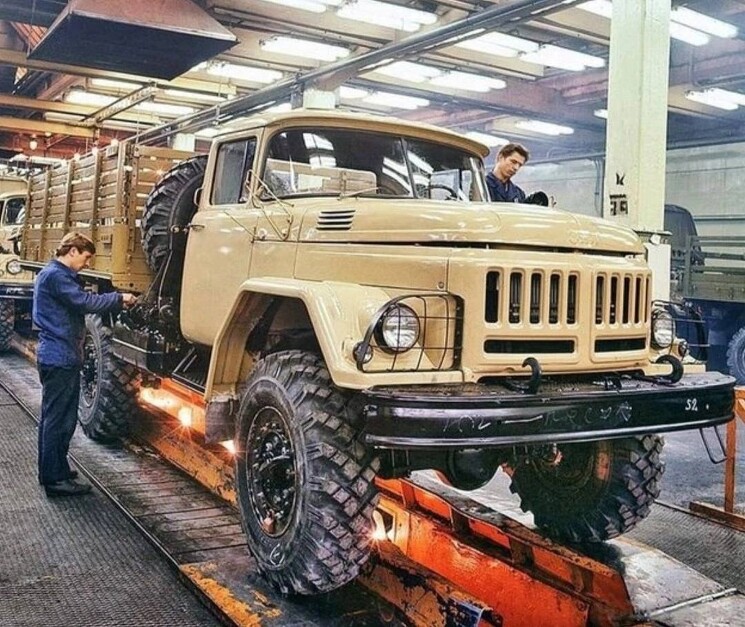 130 з д. ЗИЛ-131. ЗИЛ-131 грузовой автомобиль. ЗИЛ 131 на конвейере. ЗИЛ 131 СССР.