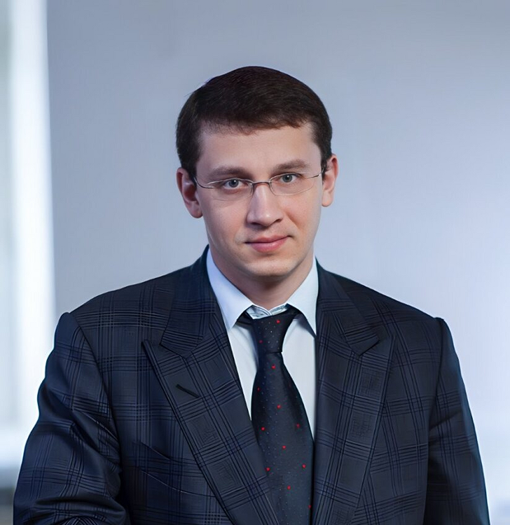 Феликс Евтушенков имеет два высших образования