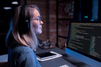 Российские женщины теснят мужчин в ИТ. Их все чаще приглашают на работу, число соискательниц растет бешеными темпами