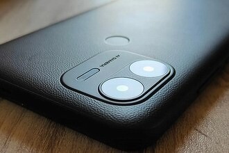 Xiaomi выпустила смартфон за $100, в котором можно наращивать оперативную память. Видео