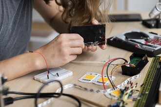 В Raspberry Pi подсадят ИИ, умеющий распознавать лица и следить за людьми
