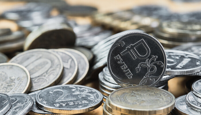 background-blurry-out-of-focus-bokeh-and-pasteurization-coins-of-the-russian-ruble-on-the-table-the-change-in-the-exchange-rate-of-the-ruble-idea-for-economic-news-banner_700.jpg
