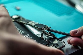 В России вымирают сервис-центры Apple. Точки ремонта закрываются одна за другой, процесс не остановить