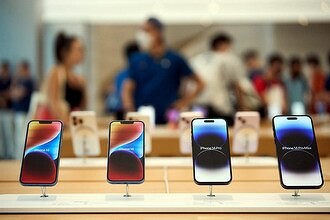 Россияне спешно отказываются от iPhone. Они пылятся на складах, цены падают с неимоверной скоростью
