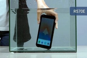 Выпущен первый официальный отечественный смартфон. Из российского в нем операционная система и сборка