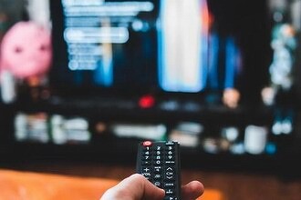 В России неудержимо дешевеют телевизоры, несмотря на санкции и курс рубля. В чем причина