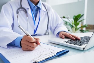 Впервые в истории на людях испытывается лекарство от смертельной болезни, разработанное ИИ. Его создал выходец из СССР