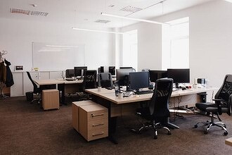 Компания уволила 90% работников и заменила искусственным интеллектом. Бизнес пошел в гору, гендиректор в восторге