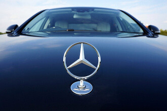 Mercedes-Benz отключил российских автодилеров от своего ПО. Это увеличит сроки ремонта машин