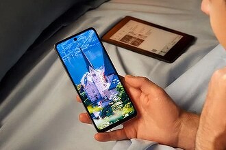 Созданы уникальные дешевые смартфоны с полностью безопасными для глаз экранами как у электронных книг, но гораздо лучше