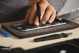 В России бум спроса на ремонт iPhone. Новые iPhone перестали покупать, потому что дорого и бессмысленно