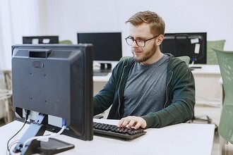 Российским ИТ-шникам платят почти миллион в месяц, лишь бы не уехали. Зарплаты в отрасли рекордно выросли
