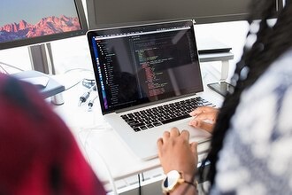 Россию заполонили «второсортные» ИТ-шники. Качественных специалистов разобрали, в остальных из-за дефицита кадров работодатели бросаются деньгами