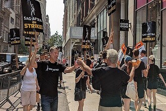 Благодаря беспрецедентной 118-дневной забастовке актеры Голливуда добились защиты от искусственного интеллекта