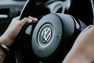 У россиян начали удаленно отбирать автомобили из-за санкций. Машины программно блокируют и превращаются в «недвижимость»