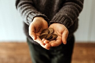 Сбой в государственном ПО вдвое урезал чиновникам зарплату, спровоцировал массовые беспорядки и ввод войск