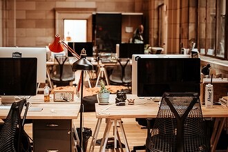 В ИТ-отрасли ужасающий рост безработицы. Знаменитые ИТ-компании выгоняют на улицу десятки тысяч специалистов в месяц