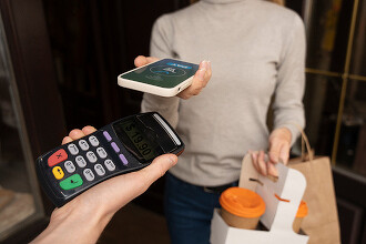 Россиян обворовывают на десятки миллионов при помощи NFC. Популярный способ оплаты скомпрометирован, под угрозой каждый. Опрос