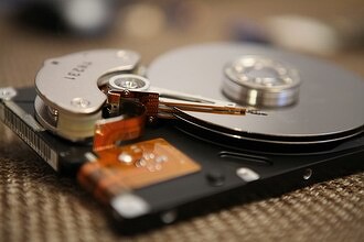 Huawei грозит расправой HDD и ленточным накопителям. Компания-изгой готовит революционную замену: у нее больше объем, и она меньше потребляет