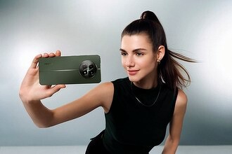 Любимый россиянами заклятый конкурент Xiaomi выпустил дешевый смартфон с экраном как у iPhone 15 Pro Max. Российская премьера не за горами. Видео