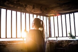 Юную россиянку посадили на два года. Она выманивала миллионы у пенсионеров по телефону