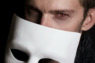 Сисадмин 33 года притворялся другим человеком, украв его личность, набрав кредитов, и отправив его в тюрьму и психушку