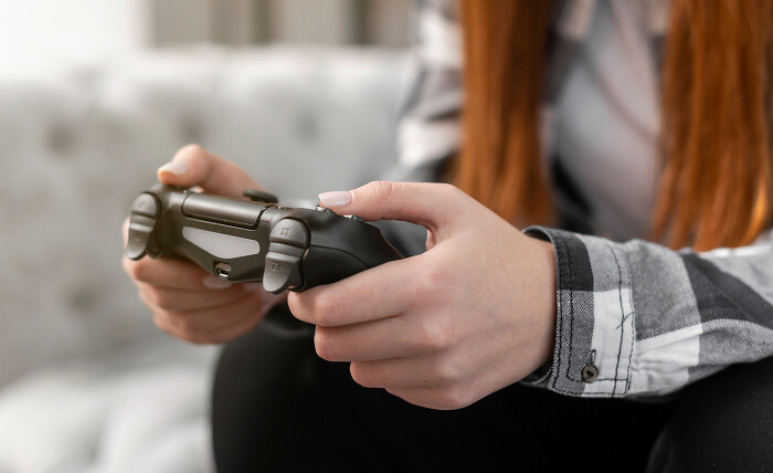 female-playing-video-games-close-up700.jpg