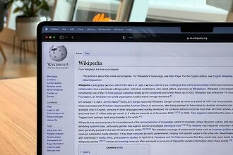 «Википедия» пошла войной на Генпрокуратуру и Роскомнадзор. Поданы три иска, тяжба может оказаться громкой