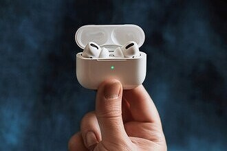 Хакеры научились прослушивать своих жертв через наушники Apple AirPods