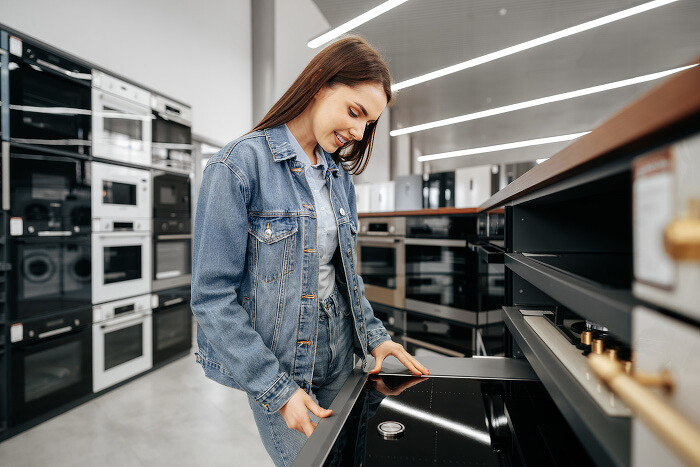 young-brunette-woman-choosing-new-electric-stove-hypermarket700.jpg