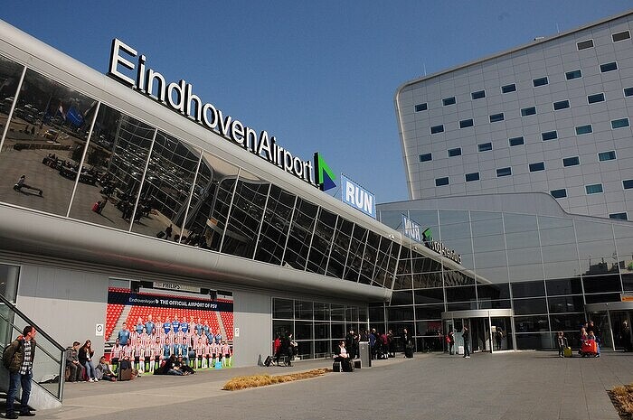 eindhoven_airport_at_9_april_2015_entrance_building_-_panoramio.jpg