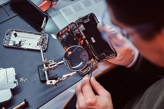 Россияне влюбились в древние iPhone. В стране вдвое вырос спрос ремонт мобильников Apple
