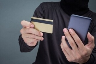 Новый способ обмануть россиян. Мошенники стали чаще похищать деньги, попросив обновить приложение