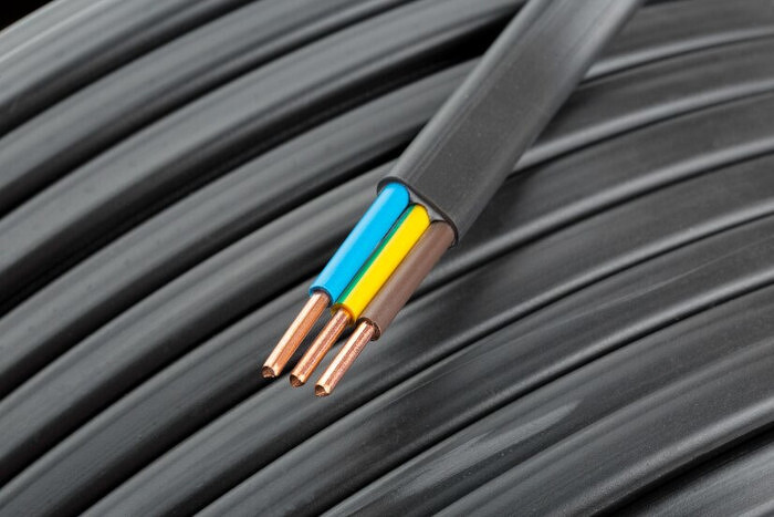 electric-cables-closeup_93675-128560_700.jpg