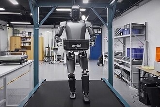 Китай начал производить роботов-гуманоидов для работы на заводах, чтобы решить проблему нехватки рабочих рук. Видео