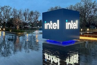 Никакой ошибки не было. Intel нарочно замедлила новые процессоры, лишь бы они не перегревались и не сгорали