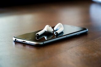 Пока экран не треснет. Россияне перестали покупать новые смартфоны и годами пользуются тем, что есть