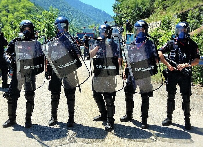 gruppo_quaternario_in_assetto_completo_da_op_e_lanciatore_di_artifizi_lacrimogeni.jpg