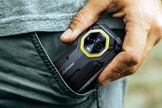 Выпущен неубиваемый смартфон с огромной батареей намного компактнее самого маленького iPhone. Ожидается в России