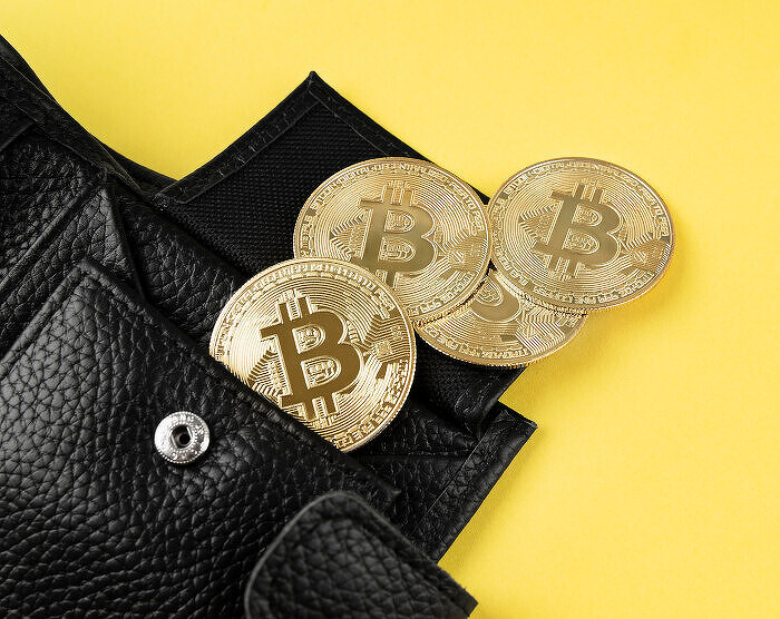 minimalistic-still-life-assortment-with-cryptocurrency700.jpg