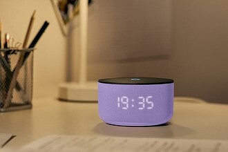 «Яндекс» выпустил новую мини-колонку с «Алисой» внутри. Она стала красивее и громче. Цена. Опрос