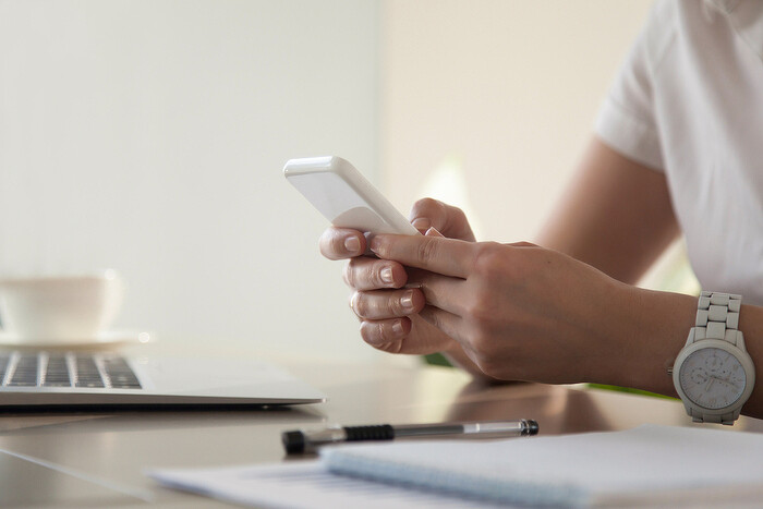 businesswoman-looking-important-contact-phone_1.jpg