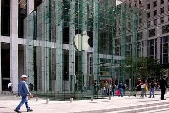 От Apple требуют отключить сервис новостей: ИИ придумывает ложные заголовки