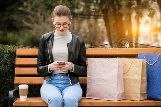 Продажи смартфонов в России рухнули. Из-за роста цен они становятся многим не по карману