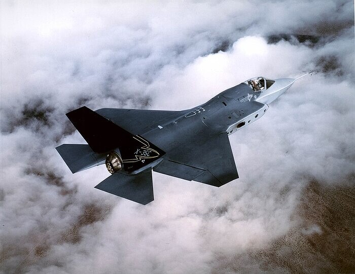 1024px-lockheed_f-35_joint_strike_fighter.jpg