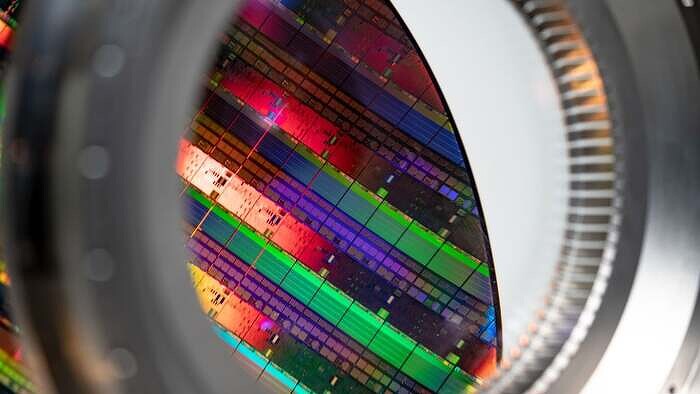 wafer-closeup-duv-lens_1.jpg