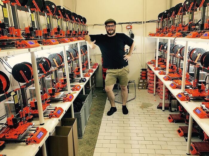 josef_prusa_in_prusa_research_offices_inside_mk2_printfarm_1.jpg