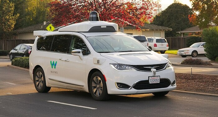 waymo_chrysler_pacifica_in_los_altos_2017_1.jpg