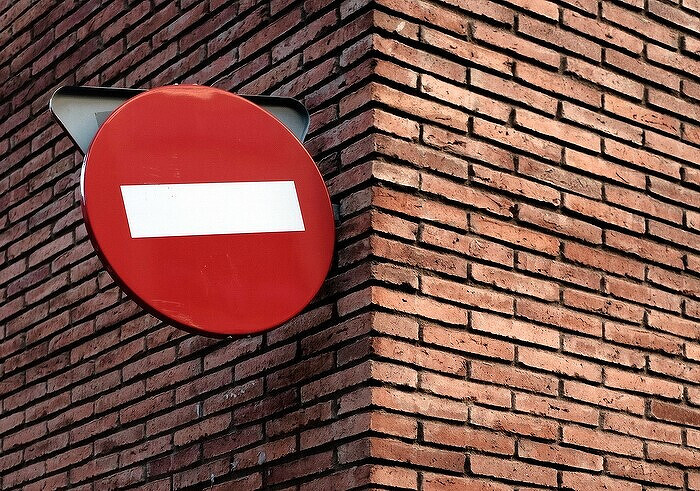 stop700.jpg