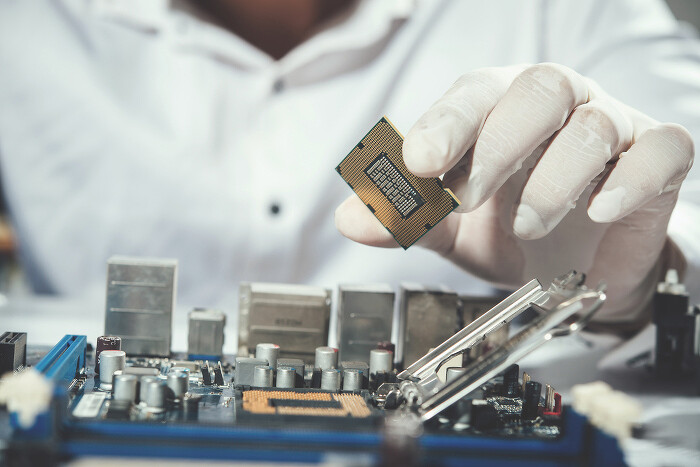 technician700.jpg